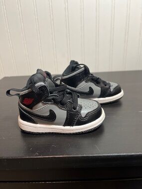 Nike Air Jordan 1 Mid Shadow Grey Black Red Toddler Size 4C Sneakers 640735-073